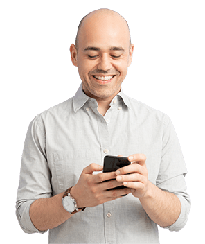Hombre con celular - beneficios Fondo voluntario pensiones