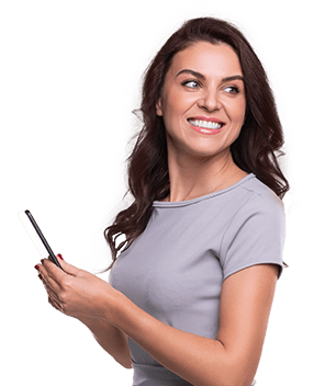 Mujer con celular - beneficios Fiducia Inmobiliaria