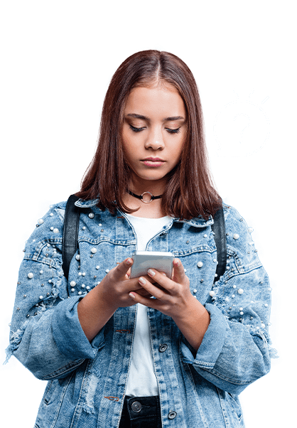 Mujer con Celular - Preguntas Frecuentes Tarjeta Virtual G-ZERO